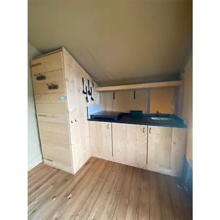 Minicamping De Lindenhoeve - Safaritent Geitje Chalet Nistelrode